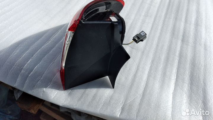 Фонарь задний левый наружный на Ford Mondeo IV