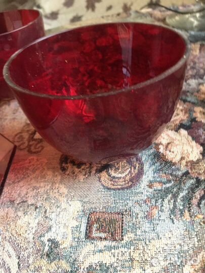 Две красных стеклянных вазы с хрустальными крышкам