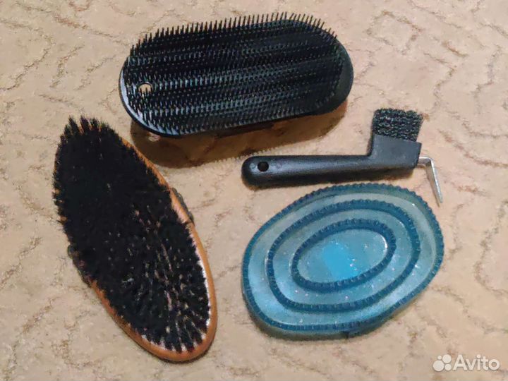 Скребница, щетка, крючок для копыт