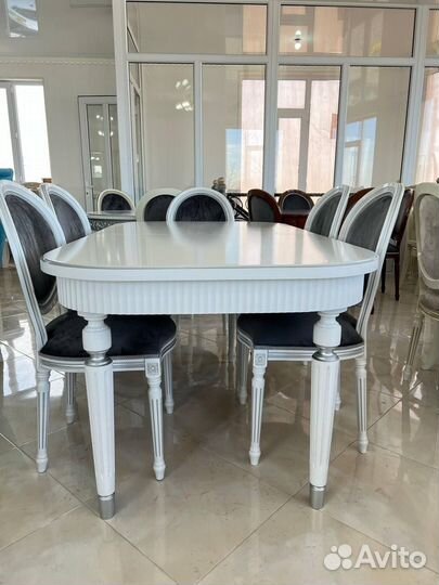 Стол обеденный. В наличии