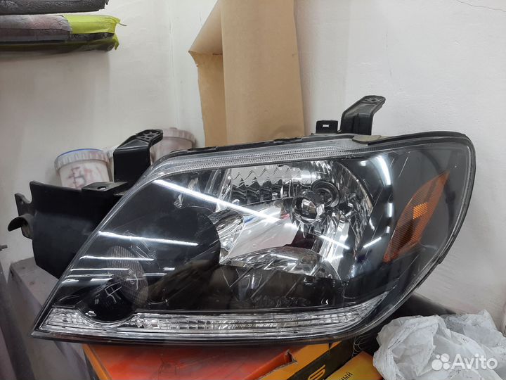 Фары mitsubishi outlander 2006г
