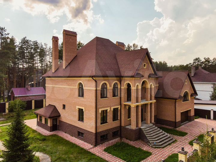 Дом 872,9 м² на участке 18,3 сот.