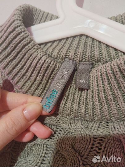 Свитер женский укороченный