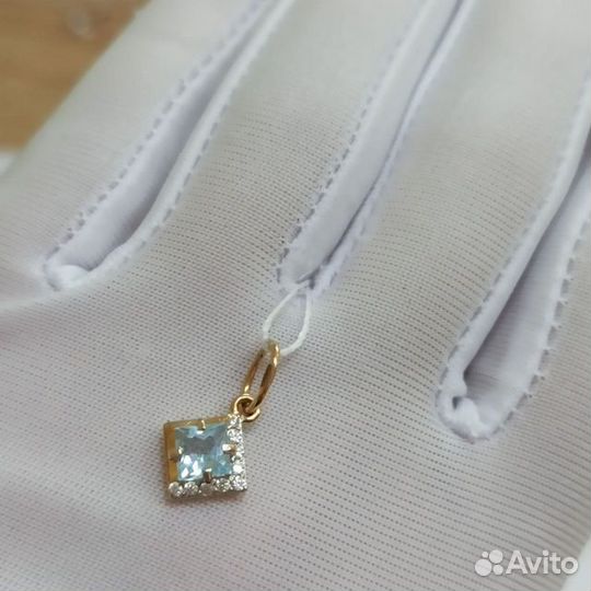 Золотая подвеска с камнем