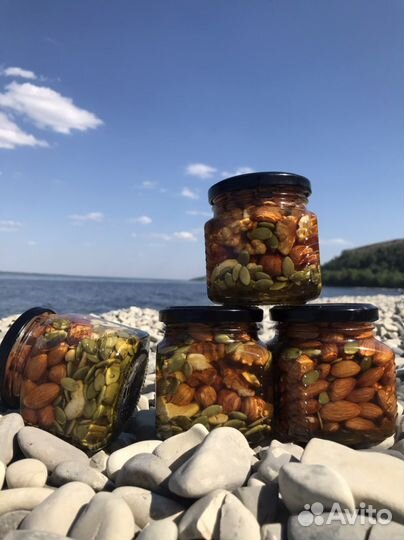 Мед с орехами от Пасечника