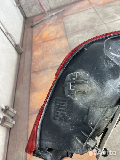 Задний правый наружный фонарь камри 55