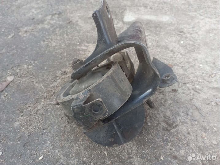 Подушка двигателя Toyota Yaris