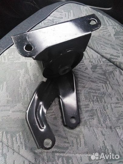 Опора двигателя правая тойота карина Е