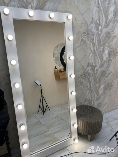 Зеркало, барный стул, стол визажиста с зеркалом