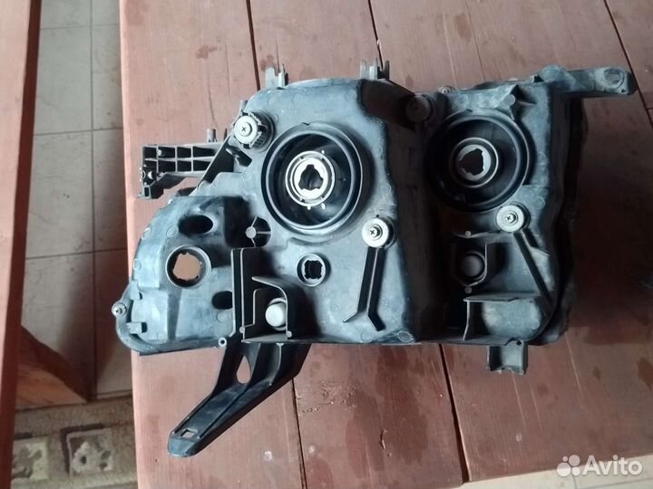 Фары Mitsubishi pajero 4