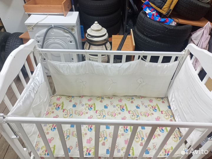 Детская кроватка с маятником