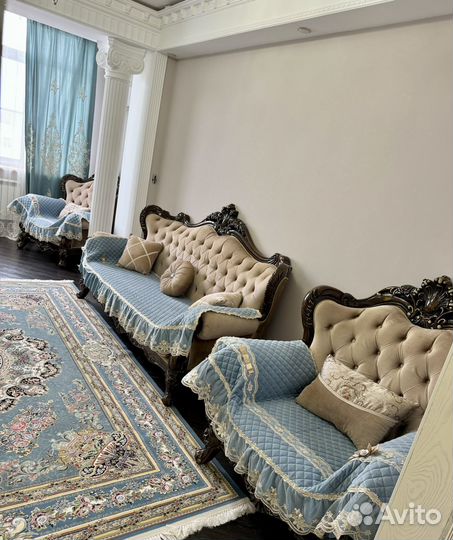 Хол с креслами