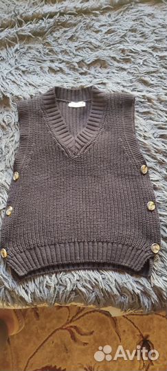 Жилетка женская вязаная