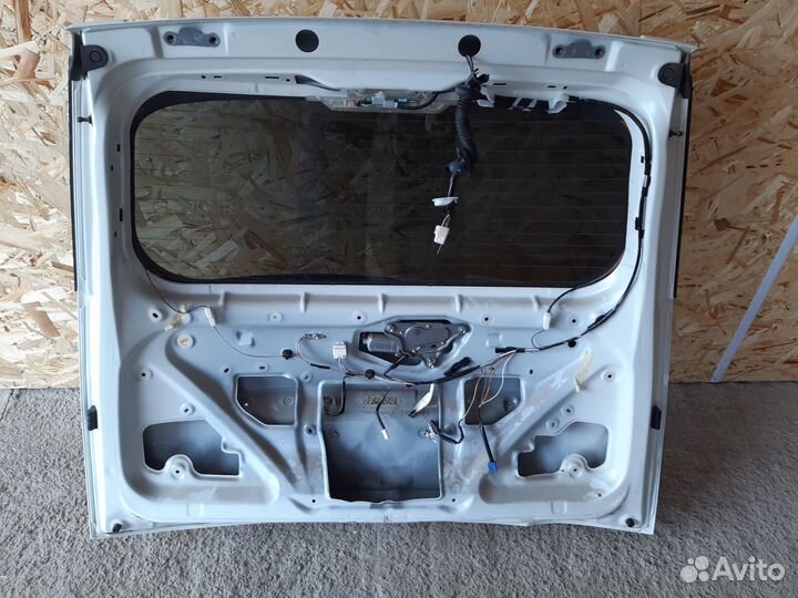 Крышка багажника Toyota Isis