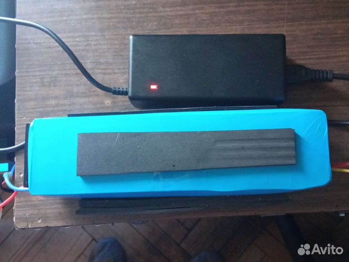 Аккумуляторная батарея с зарядкой