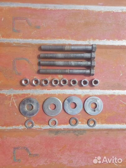 Болты крепления лодочного мотора к транцу Yamaha