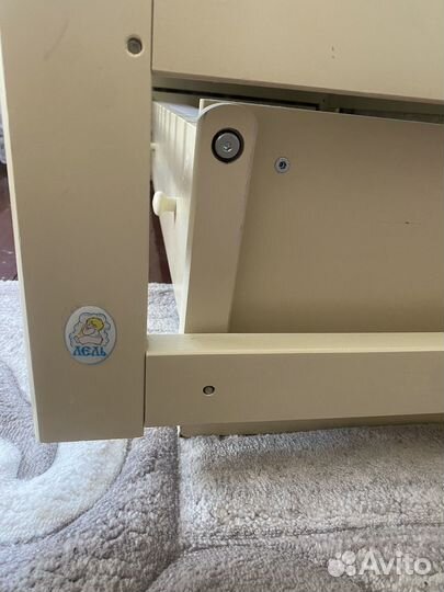 Детская кроватка с маятником и ящиком