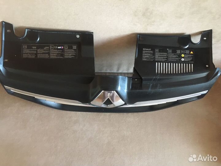 Решетка радиатора бампера Renult Logan 2