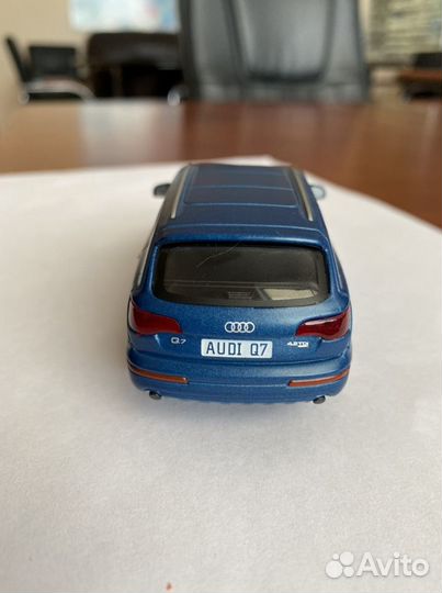 Модель автомобиля Audi Q7 1:43
