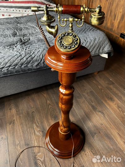 Телефон ретро на подставке
