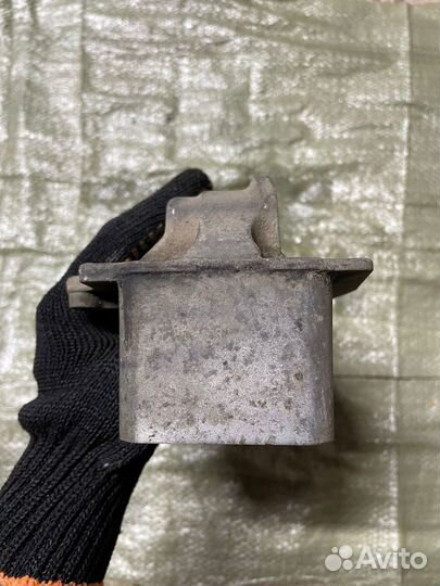 Кронштейн двигателя правый Skoda Fabia 2001г 1.4