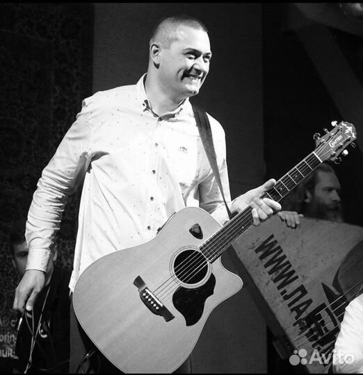 Гитарист певец на мероприятие