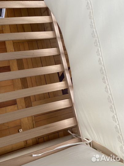 Детская кроватка с маятником