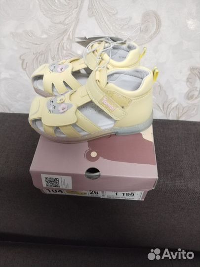 Новые сандали для девочки