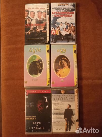 Видеокассеты VHS с фильмами в пластиковых боксах