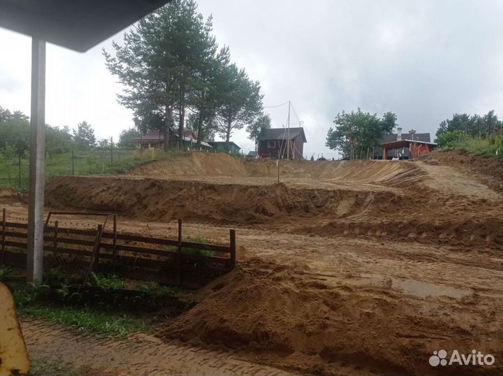 Экскаватор-погрузчик с опытным машинистом