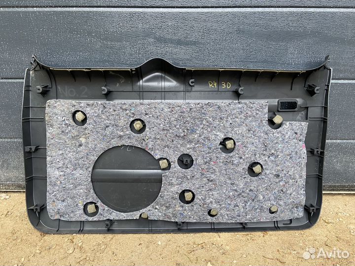 Обшивка крышки багажника Toyota Rav4 30