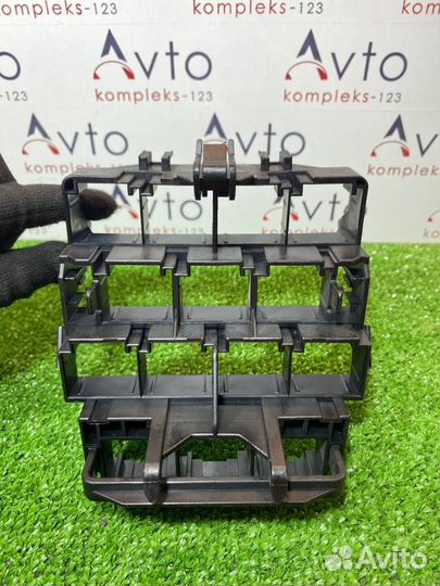 Кронштейн блока предохранителей Audi A6 C6 BDX