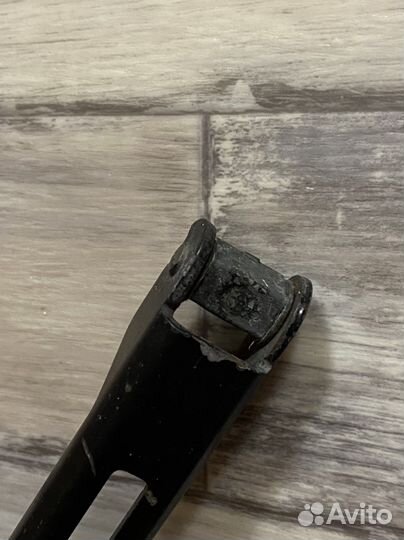 Поводок стеклоочистителя левый A6 C5(б/у)