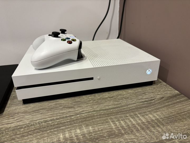 Xbox one s 1tb с дисководом и играми