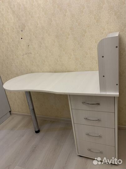 Маникюрный стол