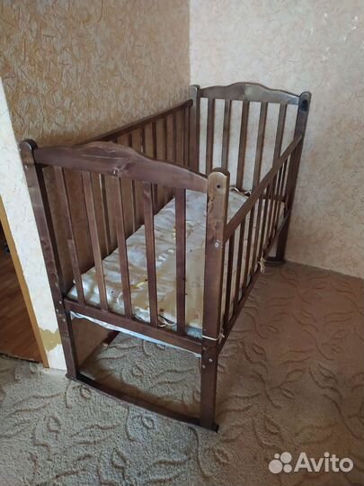 Детская кроватка с маятником