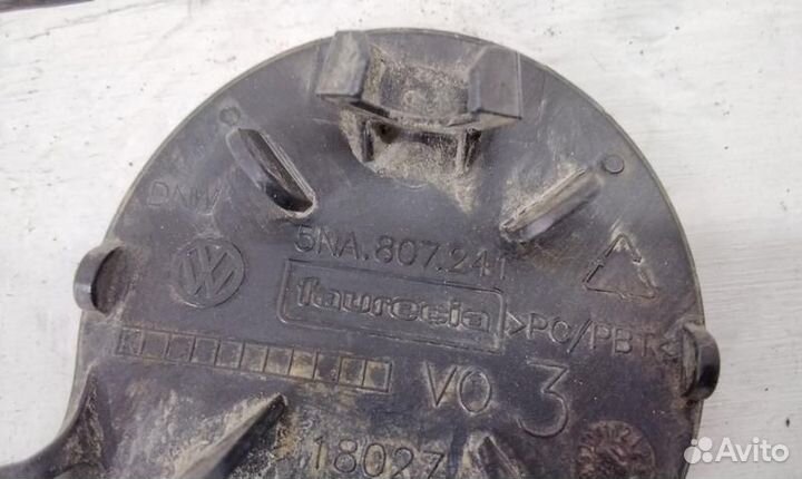 Заглушка буксировочного крюка переднего бампера Volkswagen Tiguan 2