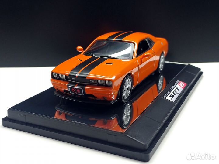 1:43 Dodge Challenger SRT-8