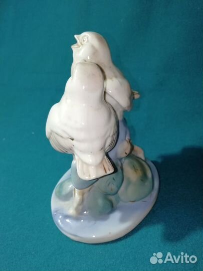 Фарфоровая статуэтка 