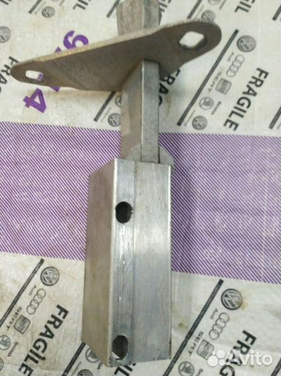 Кронштейн усилителя бампера задний правый Audi A4