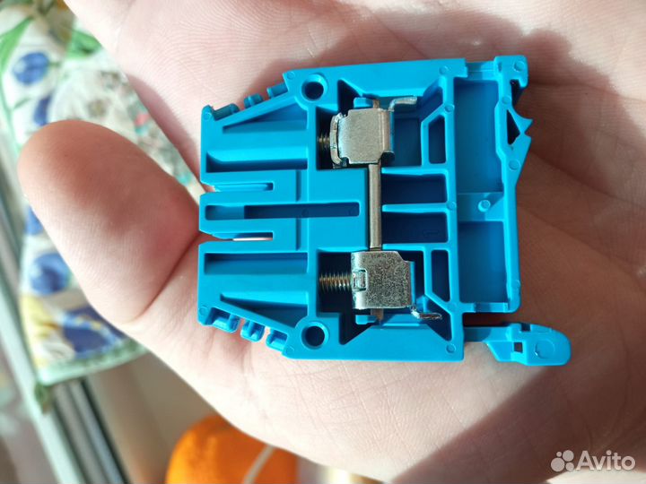 Проходная клемма