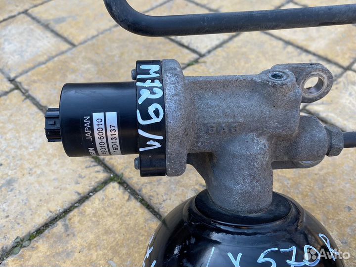 Lexus Lx570 Цилиндр гидроподвески R