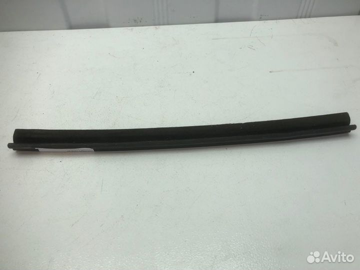 Уплотнитель стекла двери передний Volkswagen