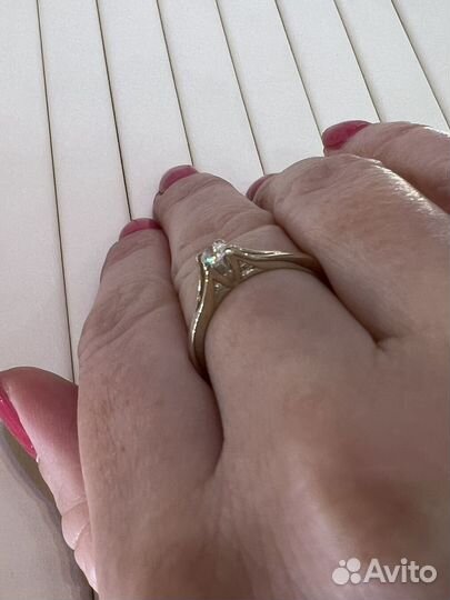 Золотое кольцо с бриллиантом 0,145 ct