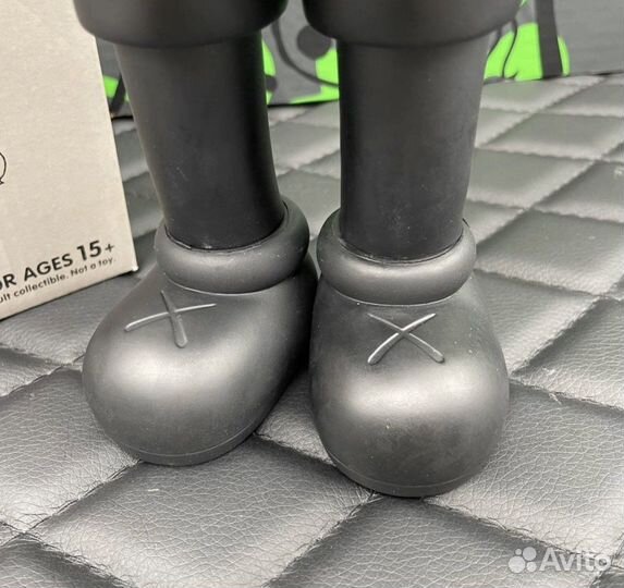 Игрушка Kaws с деньгами