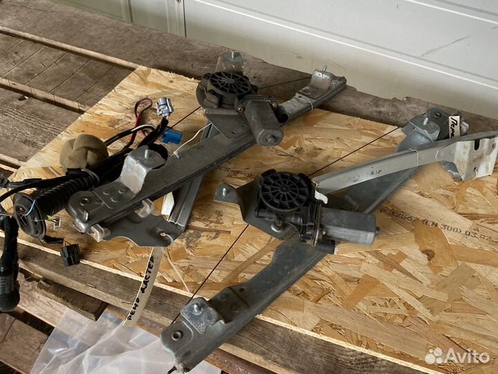 Стеклоподъемник передний электрический Рено Дастер