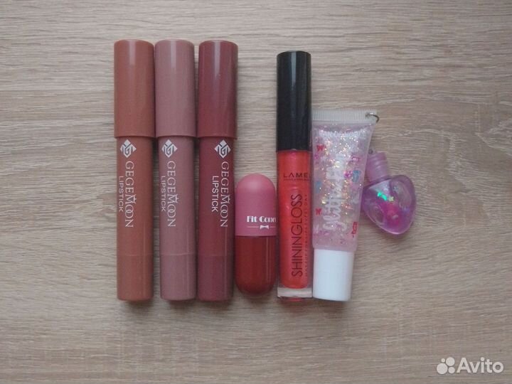 Блеск и помады для губ