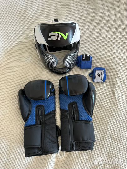 Боксерские перчатки и шлем