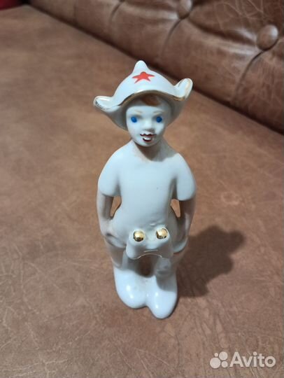 Фарфоровая статуэтка 