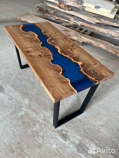 Стол из эпоксидной смолы река